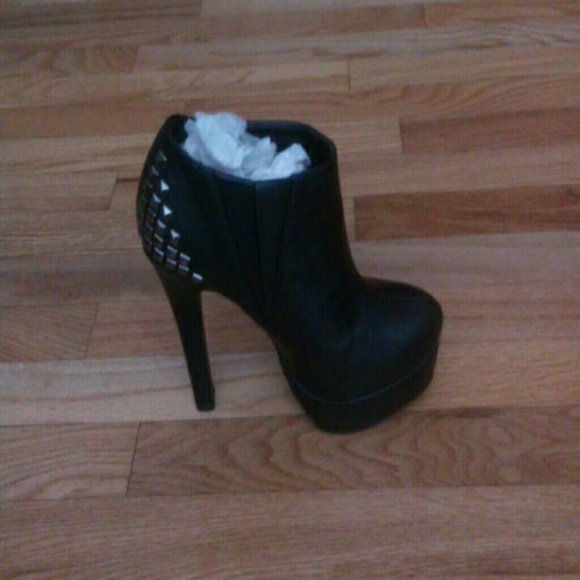 Practically new!!  Black heels madden girl
