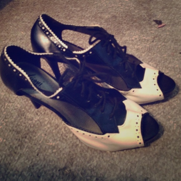 Timeless black and white lace up heels. Size 9