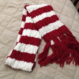 White/red striped knit scarf