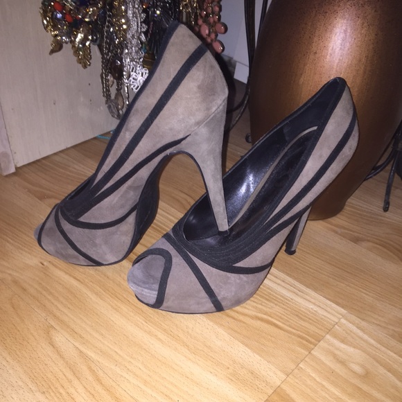 Jessica Simpson grey and black suede pumps
