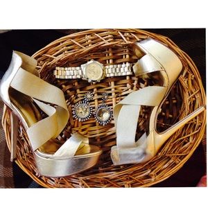 Hold ! Bebe gold cross bandage heels