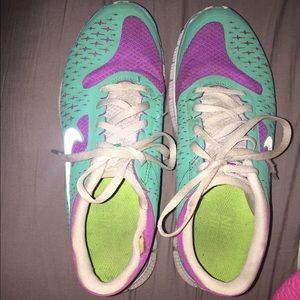 Size 7 Nike free runs good condition