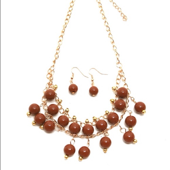 Gold fashion necklace with beaded design