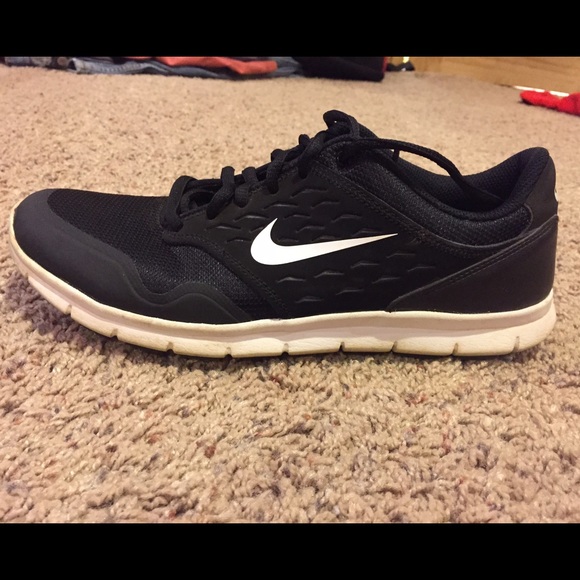 Nike tennis shoes! Size 9, good condition