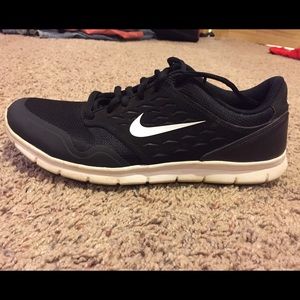 Nike tennis shoes! Size 9, good condition