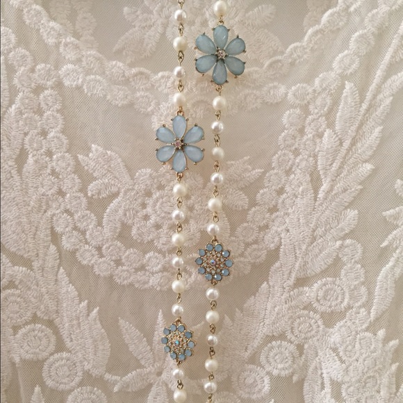 Pearls and flowers necklace