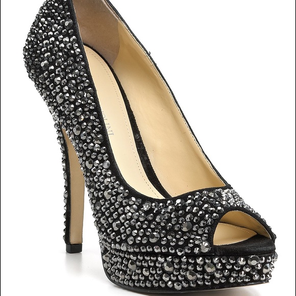 Crystal studded pumps