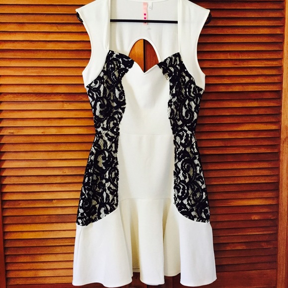 Sweet❤️cut dress with black lace