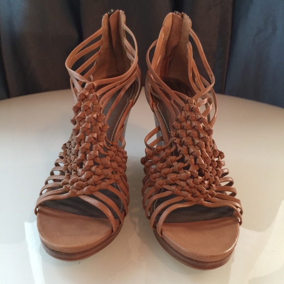 B Makowsky Tan Twisted Knotted Wedge Sandals