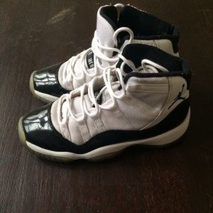 Retro Jordan's 11 concords size 4 boys/6 in women
