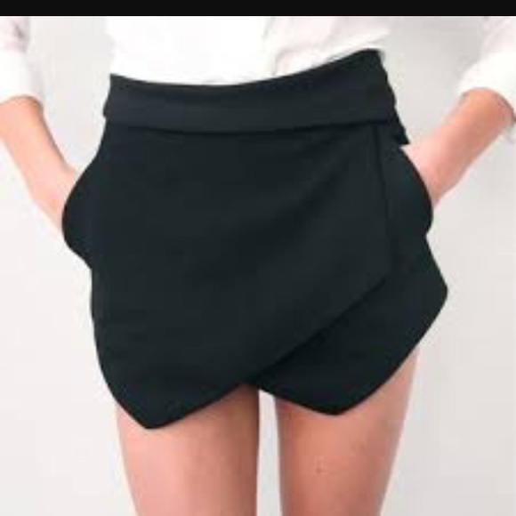 Dresses & Skirts - Black short/skirt