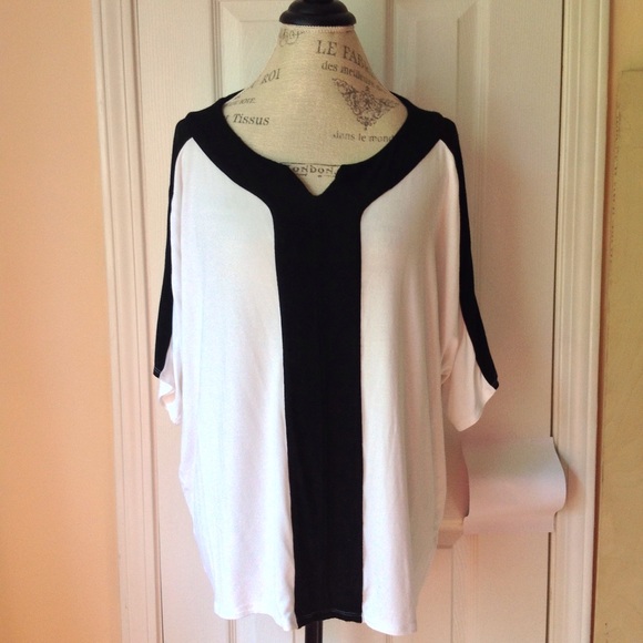 Chicos White with black trim short sleeve top