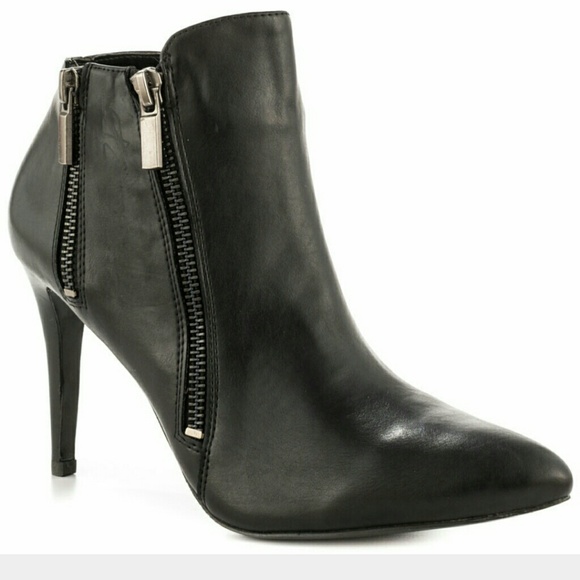 Carlos Santana Pointy Black Boots