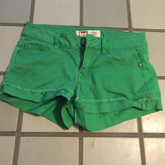 Size 3 Green l.e.i. ashley low rise shorts