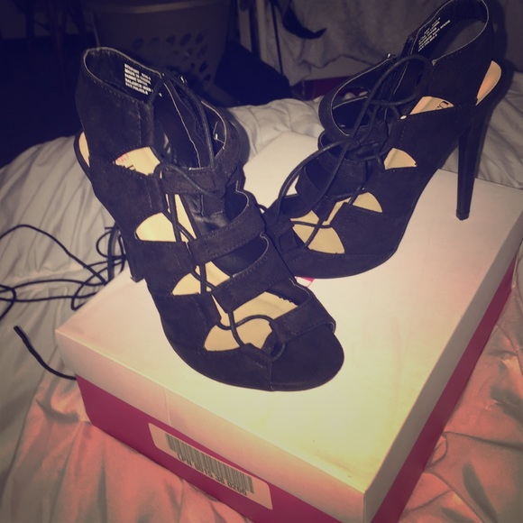 Tie up black pumps