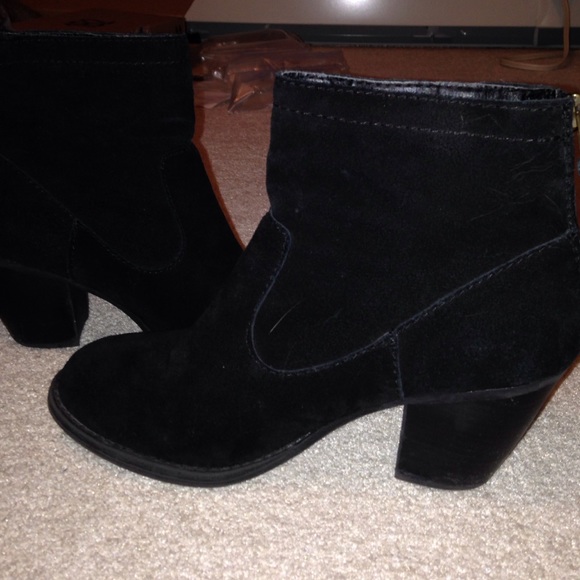 Steve Madden black booties!