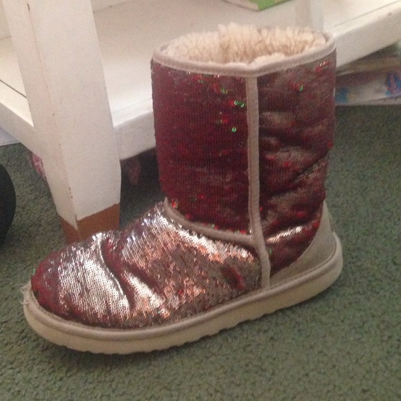 Reversible Uggs size 9. From silver/green and red.