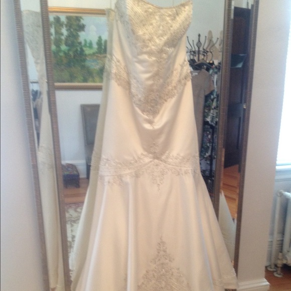 Wedding dress like new only wear it once