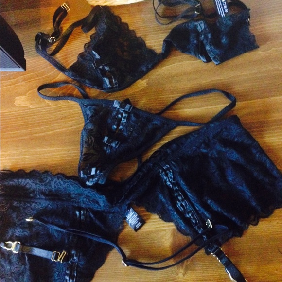 Black lace lingerie set - Picture 2 of 3