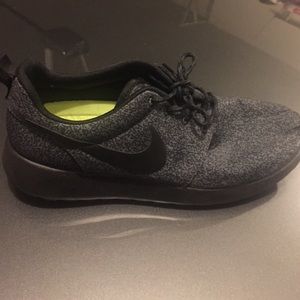 Black Nike Rosche. Worn once!