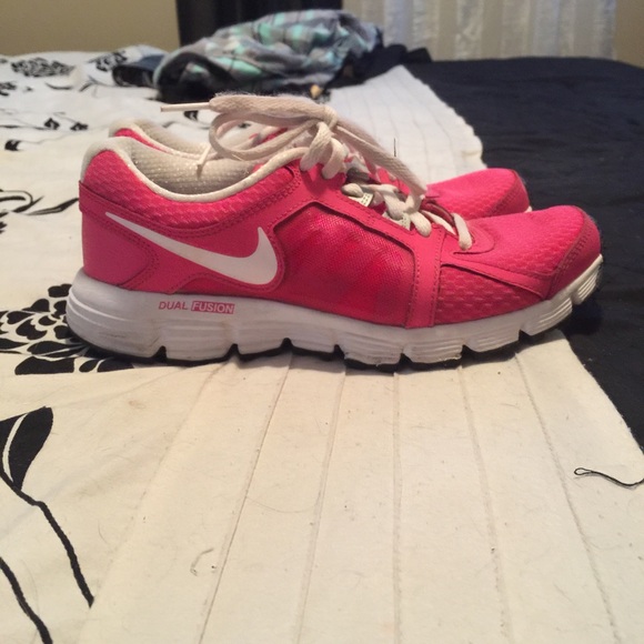 Pink nike dual fusion