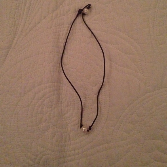 Short Pearl on Leather Necklace/chocker - Picture 1 of 3