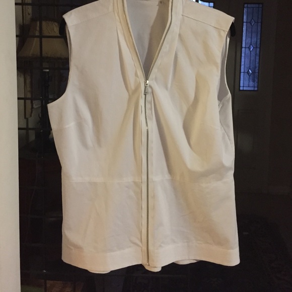 Fitted in design, loose in feel - Picture 1 of 3