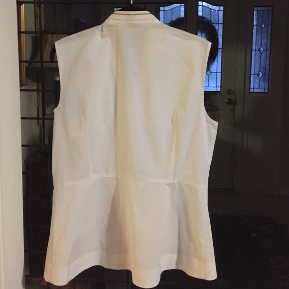 Fitted in design, loose in feel - Picture 2 of 3