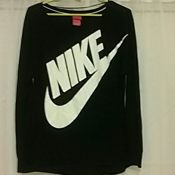 Long sleeve black nike shirt