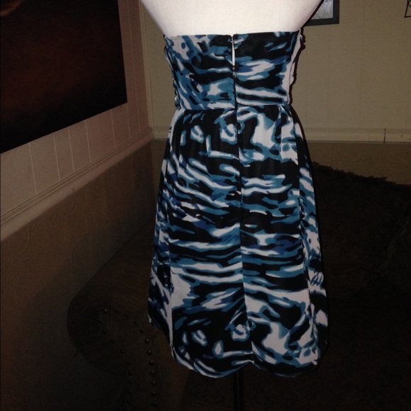 🚫SOLD🚫Strapless dress - Picture 2 of 4