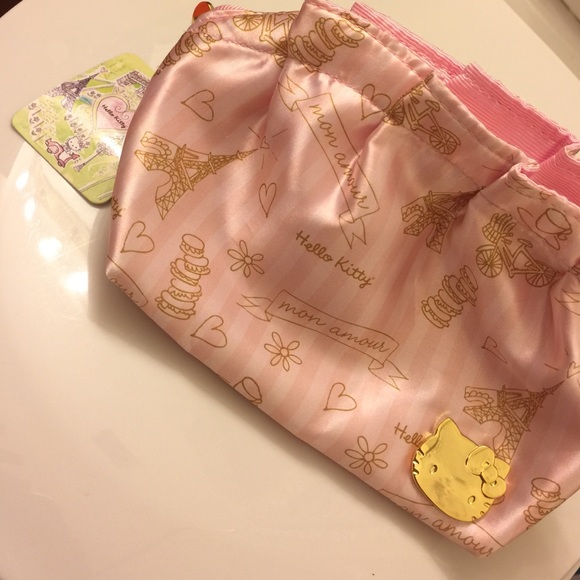 SALE 🎀 HELLO KITTY COSMETIC BAG 🎀