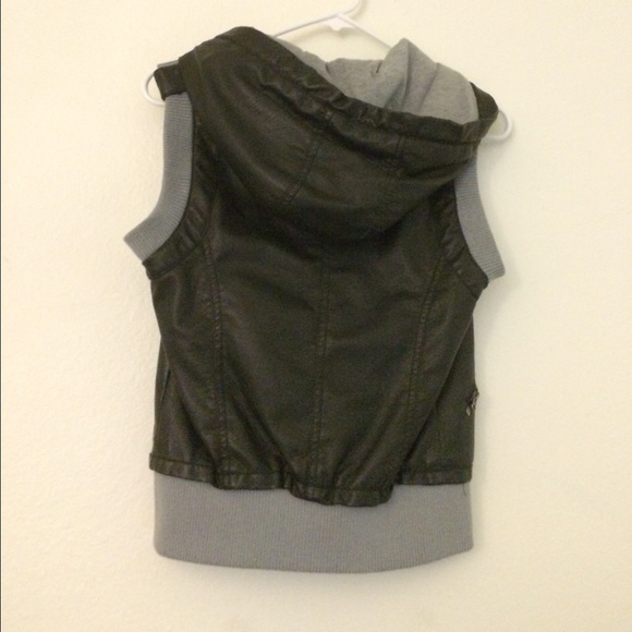 Sleeveless leather hoodie - Picture 2 of 2