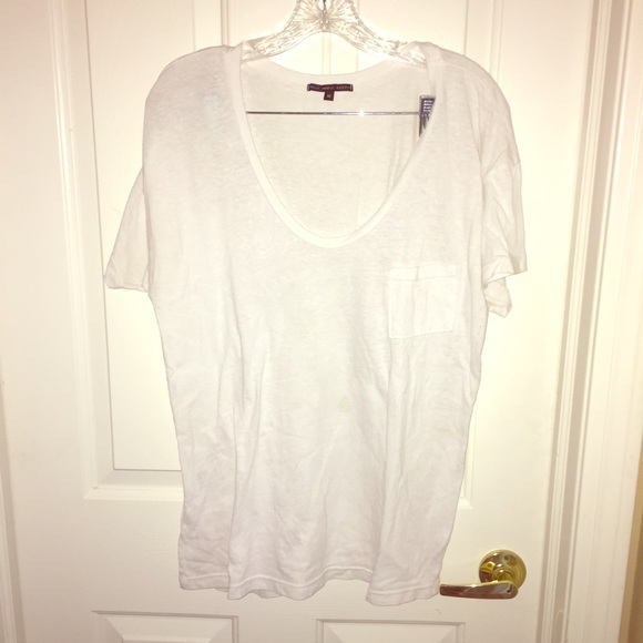 Plain white scoop neck pocket t shirt