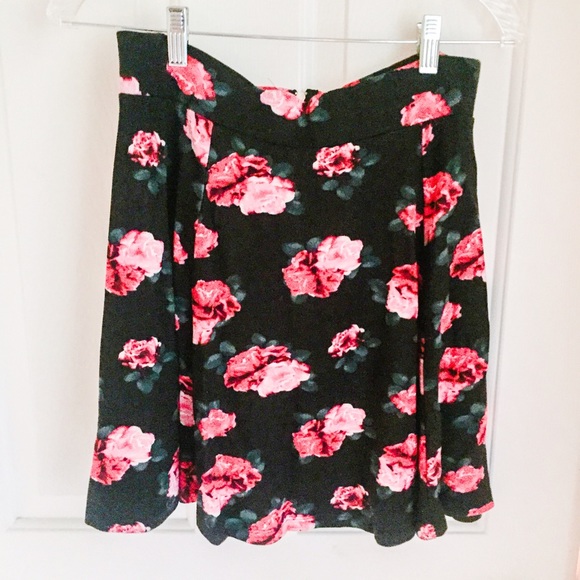 Divided skater flower print black skirt