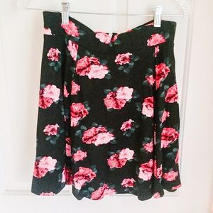 Divided skater flower print black skirt