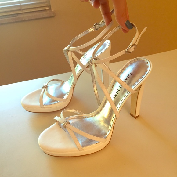 NWOT Gianni Bini White Heels