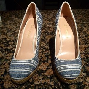 Closed toe blue & white 4" wedge w straw heel