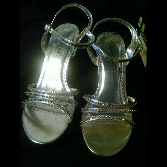 Silver Heels - Picture 2 of 4