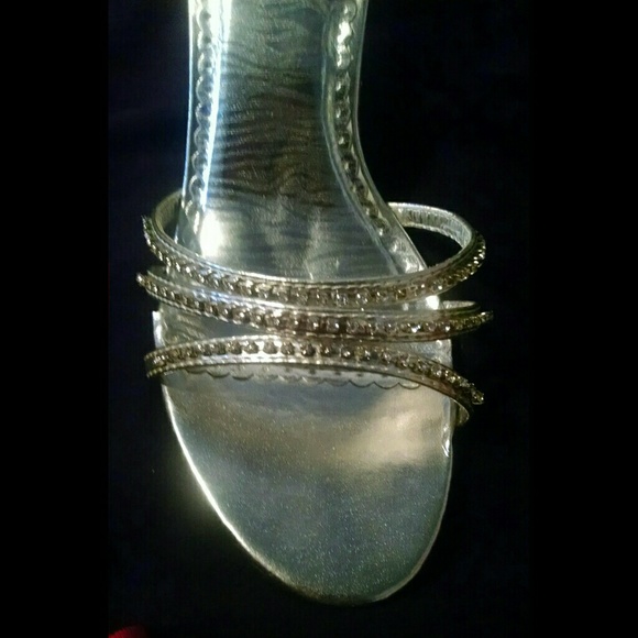 Silver Heels - Picture 3 of 4