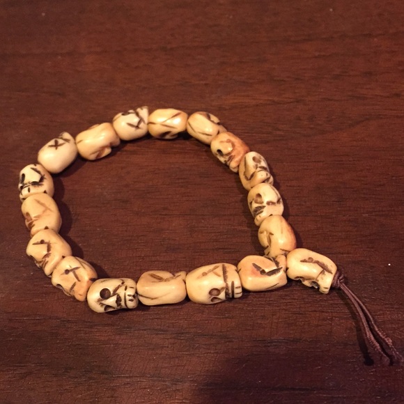 Carved Bone Skull Heads Elastic Bracelet 💀 - Picture 2 of 4