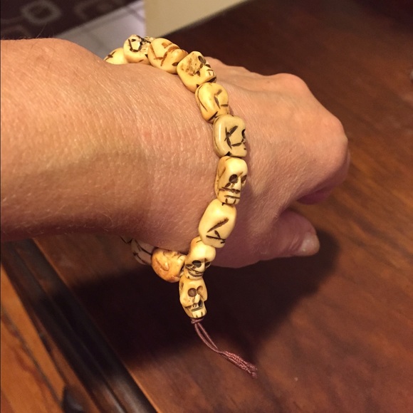Carved Bone Skull Heads Elastic Bracelet 💀 - Picture 3 of 4
