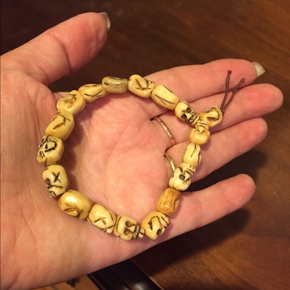 Carved Bone Skull Heads Elastic Bracelet 💀 - Picture 4 of 4