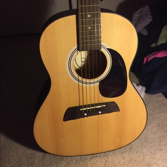 Brand new guitar used 2 times and a case for it - Picture 1 of 4