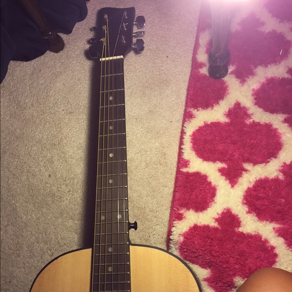 Brand new guitar used 2 times and a case for it - Picture 3 of 4