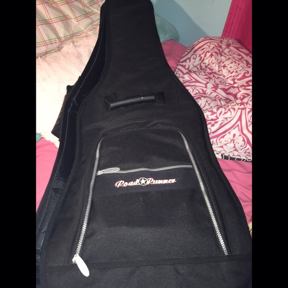 Brand new guitar used 2 times and a case for it - Picture 4 of 4