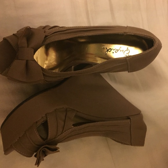 Light brown heels with bows