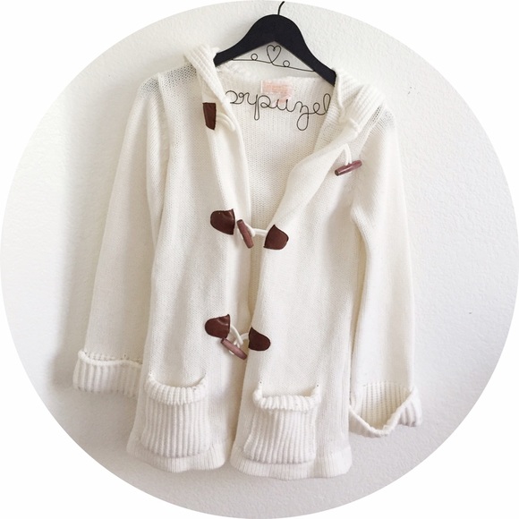 Import Sweaters - White sweater with brown clasps