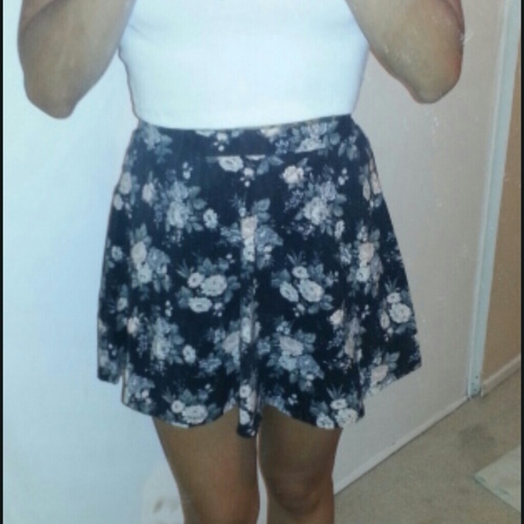 Forever 21 Floral skater skirt - Picture 3 of 4