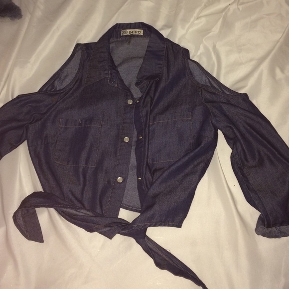Shoulder cut button up that ties