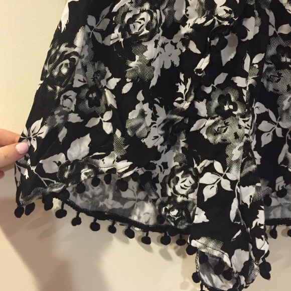 LF Black and White Floral Shorts - Picture 2 of 3